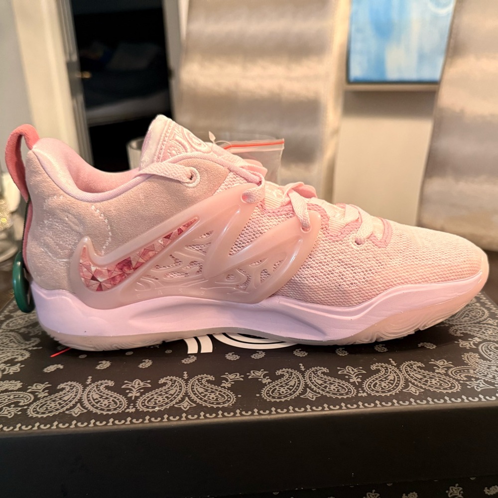 BRAND NEW NIKE KD SNEAKERS